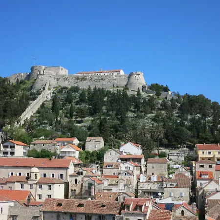 Sime's Down Town Pensión Hvar Town